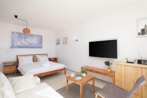 TV a/nebo společenská místnost v ubytování Villa Jolara With Heated Pool - Deluxe Apartment 9