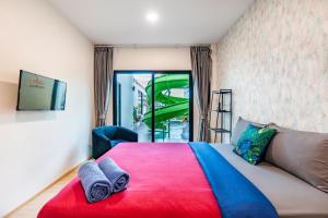 a bedroom with a bed with a red and blue blanket at 58/20 Pool Villa in Cha Am +26 photos