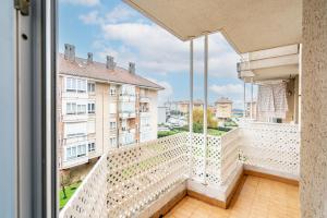 een balkon met uitzicht op een gebouw bij Piso con Piscina in Santander