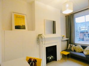 sala de estar con sofá y chimenea en Glenmore Suites, en Londres
