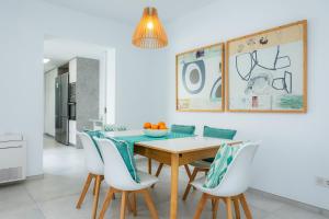 - une salle à manger avec une table et des chaises dans l'établissement Sa Botigueta Petit, à Artà