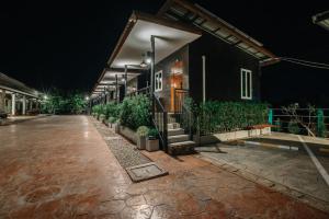 a house at night with potted plants and lights at โอรีสอร์ต Oresort 