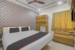 1 dormitorio con 1 cama grande y 1 sofá en Vinayaka Luxury Stays, en Warangal