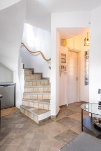 eine Treppe in einem Wohnzimmer mit einem Tisch in der Unterkunft Porto Rafti Hideaway in Porto Rafti