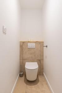 een badkamer met een wit toilet in een stal bij DIFY Petit Bali - Villeurbanne in Villeurbanne