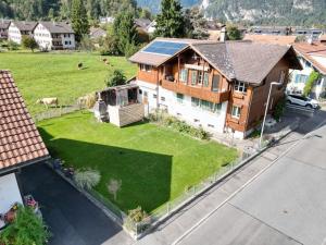 an aerial view of a house with a yard at Family-friendly apartment with Alpine view in Matten