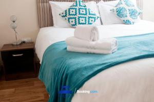 Postel nebo postele na pokoji v ubytování Four Bedroom House By Beds Away Short Lets & Serviced Accommodation Oxford With Free Parking & Garden Access