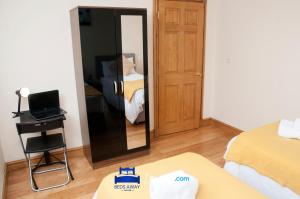 Postel nebo postele na pokoji v ubytování Four Bedroom House By Beds Away Short Lets & Serviced Accommodation Oxford With Free Parking & Garden Access