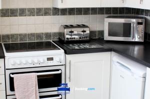 Kuchyň nebo kuchyňský kout v ubytování Four Bedroom House By Beds Away Short Lets & Serviced Accommodation Oxford With Free Parking & Garden Access