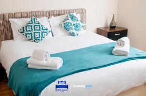 Postel nebo postele na pokoji v ubytování Four Bedroom House By Beds Away Short Lets & Serviced Accommodation Oxford With Free Parking & Garden Access