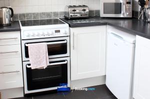 Kuchyň nebo kuchyňský kout v ubytování Four Bedroom House By Beds Away Short Lets & Serviced Accommodation Oxford With Free Parking & Garden Access