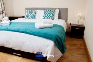 Postel nebo postele na pokoji v ubytování Four Bedroom House By Beds Away Short Lets & Serviced Accommodation Oxford With Free Parking & Garden Access