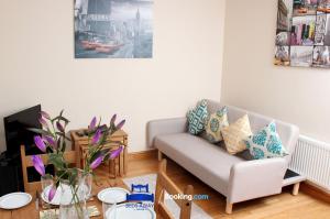 Posezení v ubytování Four Bedroom House By Beds Away Short Lets & Serviced Accommodation Oxford With Free Parking & Garden Access