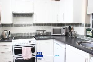 Kuchyň nebo kuchyňský kout v ubytování Four Bedroom House By Beds Away Short Lets & Serviced Accommodation Oxford With Free Parking & Garden Access