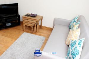 TV a/nebo společenská místnost v ubytování Four Bedroom House By Beds Away Short Lets & Serviced Accommodation Oxford With Free Parking & Garden Access + 13 fotografií