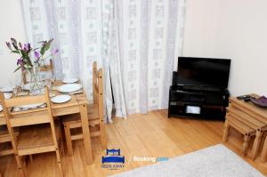 TV a/nebo společenská místnost v ubytování Four Bedroom House By Beds Away Short Lets & Serviced Accommodation Oxford With Free Parking & Garden Access