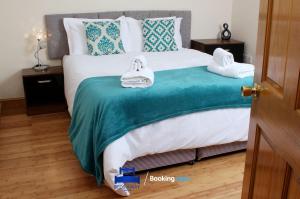 Postel nebo postele na pokoji v ubytování Four Bedroom House By Beds Away Short Lets & Serviced Accommodation Oxford With Free Parking & Garden Access
