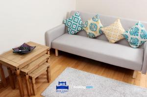 Posezení v ubytování Four Bedroom House By Beds Away Short Lets & Serviced Accommodation Oxford With Free Parking & Garden Access