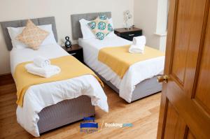 Postel nebo postele na pokoji v ubytování Four Bedroom House By Beds Away Short Lets & Serviced Accommodation Oxford With Free Parking & Garden Access