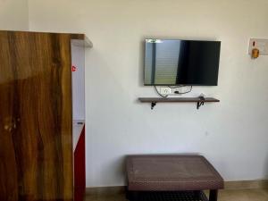 En tv och/eller ett underhållningssystem på Indu Chhaya