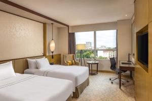 Giường trong phòng chung tại Melia Hanoi