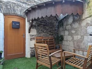 a patio with two chairs and a wooden door at Loft de charme hypercentre in Angers