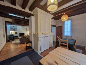 uma sala de estar com lareira e um quarto com sofá em Loft de charme hypercentre em Angers