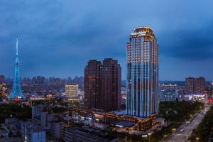 widok na miasto w nocy z wysokim budynku w obiekcie Four Points by Sheraton Nantong, Haimen w mieście Nantong