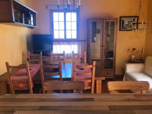 uma sala de jantar e sala de estar com mesa e cadeiras em Una casa con vistas em La Caleta