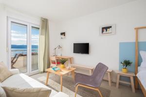 TV a/nebo společenská místnost v ubytování Villa Jolara With Heated Pool - Deluxe Apartment 14