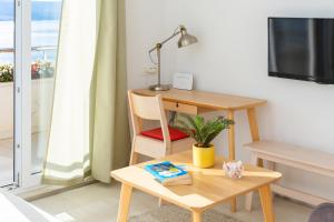 TV a/nebo společenská místnost v ubytování Villa Jolara With Heated Pool - Deluxe Apartment 14