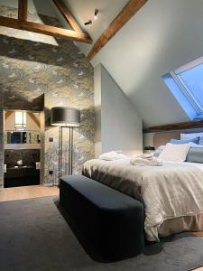 um quarto com uma cama grande e um candeeiro em Château de Vignée em Rochefort