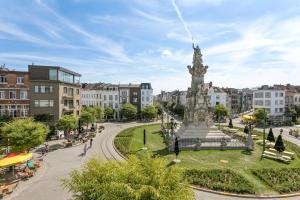 una grande statua in una città con edifici di Boho Apartments - 2 Bedrooms ad Anversa