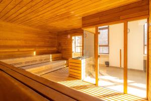 貝爾格勒的住宿－City Joy - sports Center Tasmajdan，一间设有木墙和木制天花板的桑拿浴室