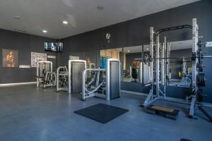 um ginásio com vários equipamentos de exercício numa sala em City Joy - sports Center Tasmajdan em Belgrado