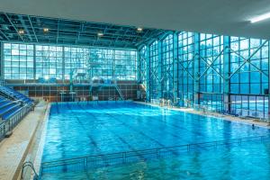 una grande piscina in un grande edificio di City Joy - sports Center Tasmajdan a Belgrado