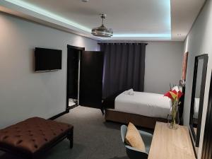 ein Hotelzimmer mit einem Bett und einem Tisch in der Unterkunft Durban Boutique Hotel in Durban