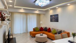 uma sala de estar com um sofá e uma mesa em Azure Residence em Baku