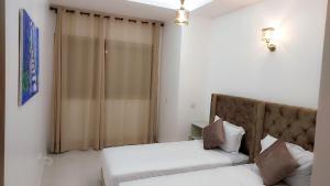 سرير أو أسرّة في غرفة في Appartement Perla - Costa Bouznika