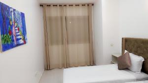 Appartement Perla - Costa Bouznika tesisinde bir odada yatak veya yataklar
