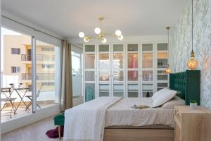 贝纳尔马德纳Luxury Penthouse Sea Views- Jacuzzi - Sauna的一间带床和阳台的卧室
