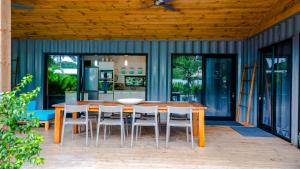 a kitchen and dining room with a table and chairs at Casa Del Sol in Rarotonga