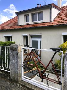 a bike parked in front of a house at La Pause Vélo gite d'étape in Guéret