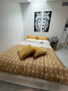 Postel nebo postele na pokoji v ubytování Attico the Queen2