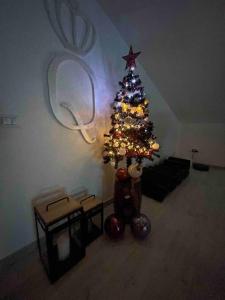 a christmas tree in the corner of a living room at Attico the Queen2 in Caravaggio