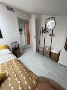 Schlafzimmer mit einem Bett und einem Wandspiegel in der Unterkunft Attico the Queen2 in Caravaggio