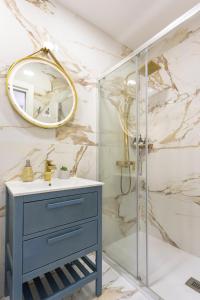 贝纳尔马德纳Luxury Penthouse Sea Views- Jacuzzi - Sauna的浴室设有蓝色梳妆台和镜子 更多18张照片