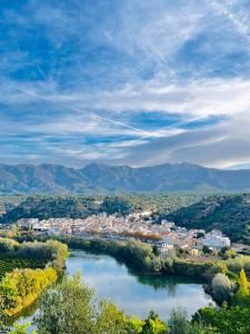 vistas a un río con una ciudad y una ciudad en Ca Filomena en Tivenys