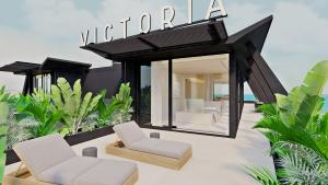 Villa con 2 sillas blancas y porche en Victoria Palace Hotel, en Cattolica