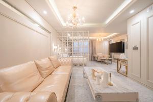 sala de estar con sofá y mesa en H-AVENUE HOTEL Yeongdeungpo, en Seúl